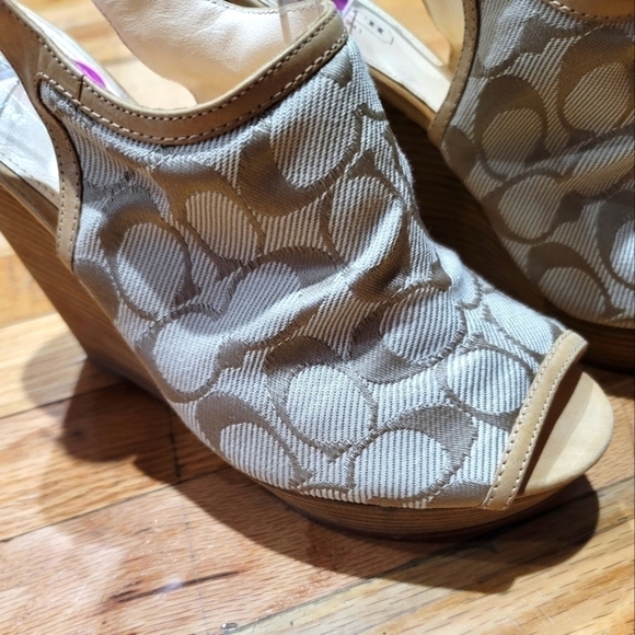 Coach Janet Sandals - Picture 1 of 7